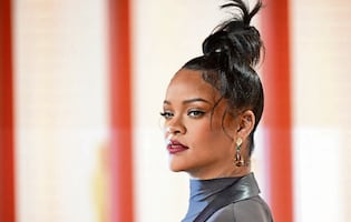 Rihanna posa con Rocki Irish, su hija de seis meses; la cantante pidió a Dior que diseñara un pañal para la bebé