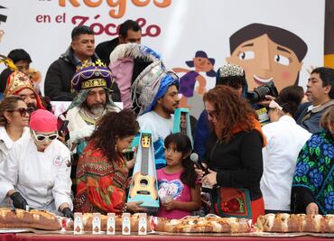 Clara Brugada reparte mega rosca de Reyes en el Zócalo de la CDMX