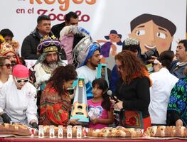 Clara Brugada reparte mega rosca de Reyes en el Zócalo de la CDMX