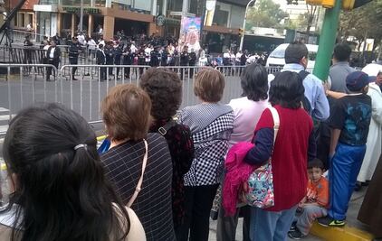 Fieles esperan a Papa en Nunciatura tras visita a Morelia