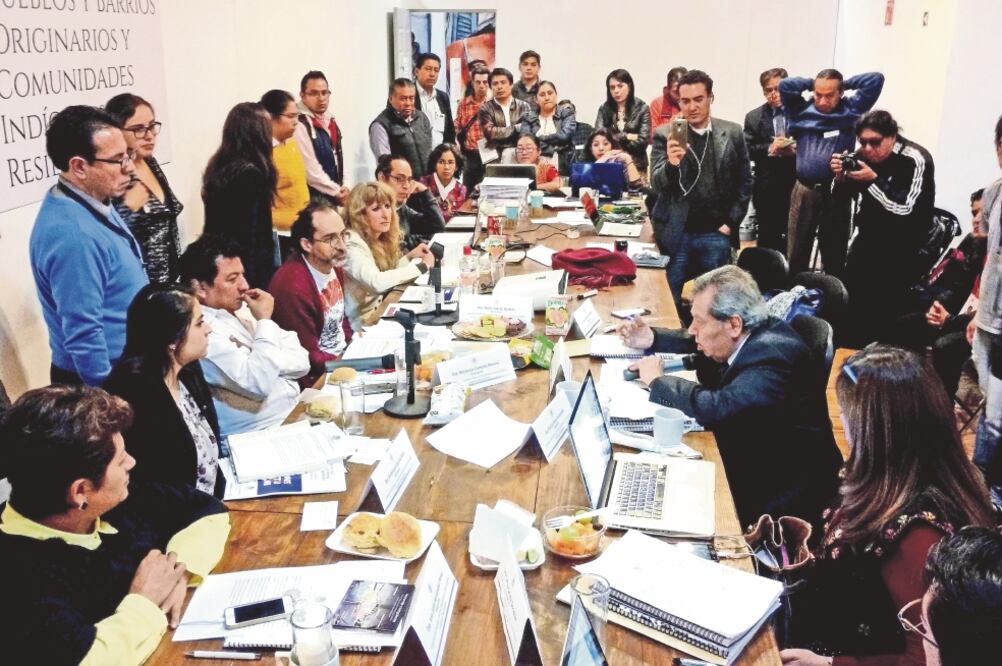 Legisladores integrantes de la comisión de Pueblos y Barrios Originarios, aye r durante la sesión en la Asamblea Constituyente (GERARDO SUÁREZ. EL UNIVERSAL)