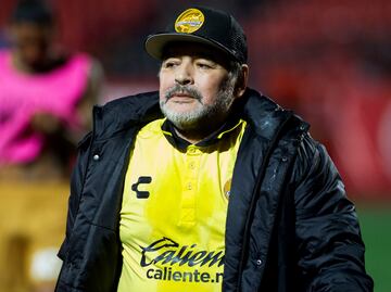 Maradona a punto de no poder caminar
