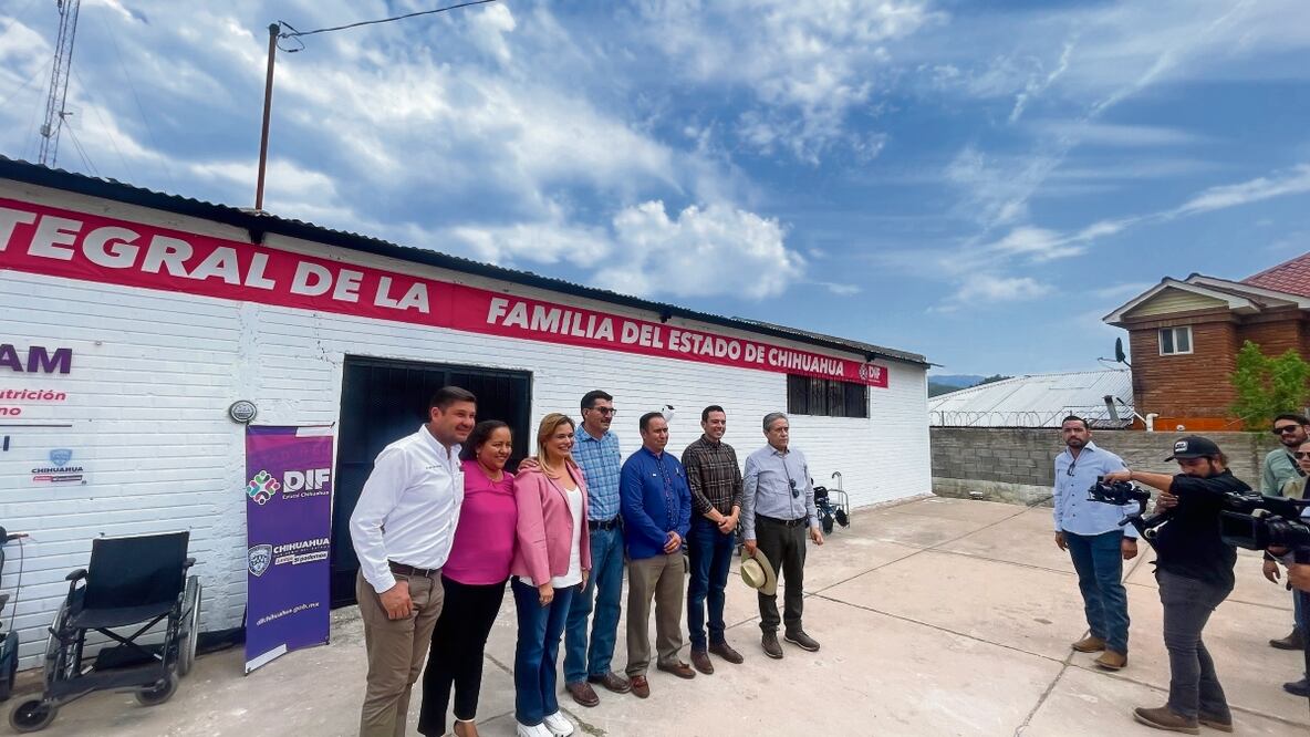 La gobernadora de Chihuahua, María Eugenia Campos, realizó una gira de trabajo este viernes en la región de Cerocahui. Foto: Paola Gamboa / EL UNIVERSAL