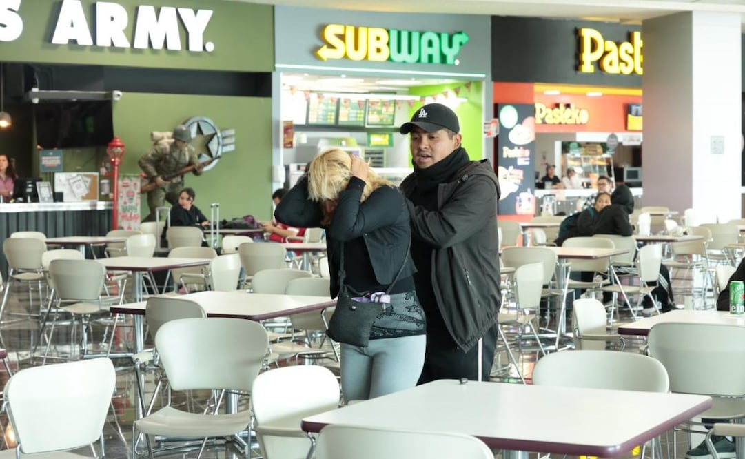 Realizan simulacro en Aeropuerto Internacional de Toluca con toma de rehenes.
Foto: Alejandro Vargas/ EL UNIVERSAL