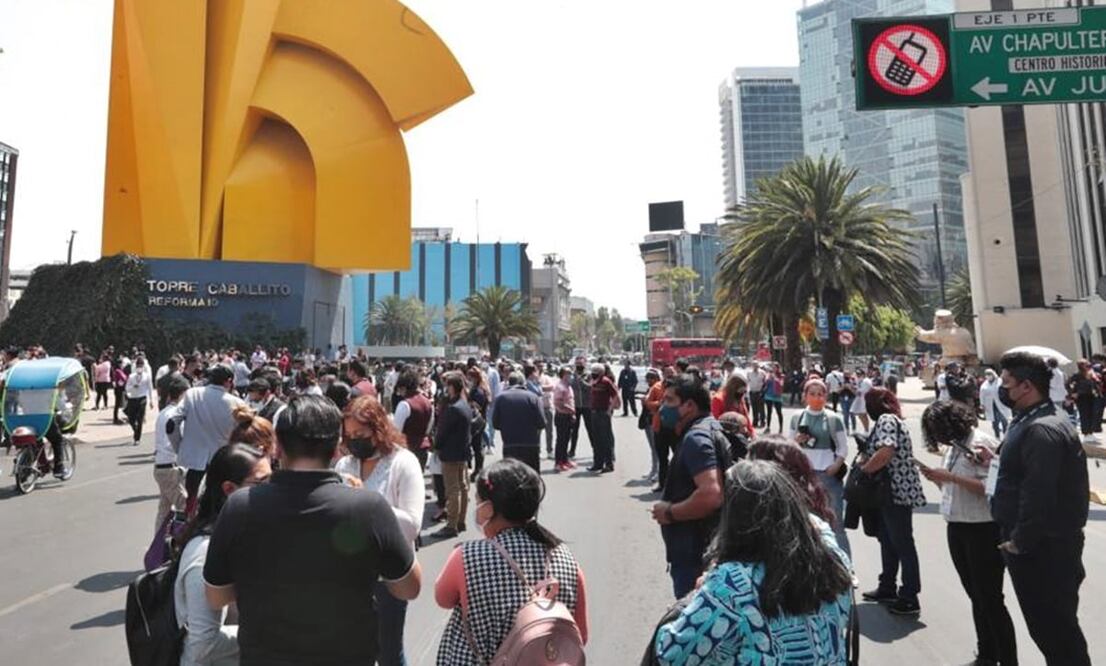 Personas desalojaron edificios en el primer cuadro de la Ciudad de México. Foto: Ernesto Álvarez