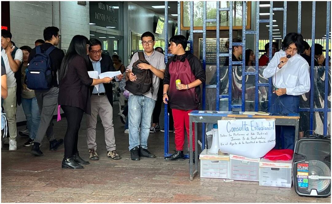 Exalumnos de la Facultad de Derecho de la UNAM intentaron la tarde de este jueves tomar las instalaciones de este plantel para iniciar un paro de labores. Foto: Especial