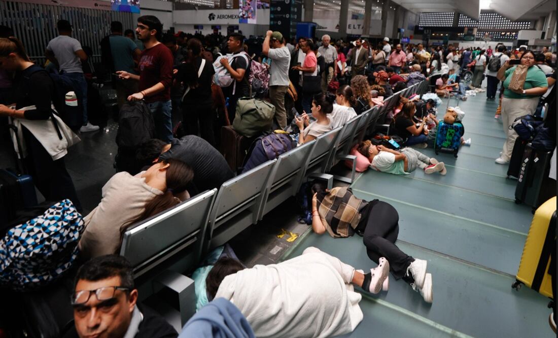 Miles de pasajeros se encuentran varados en el AICM en espera que las aerolíneas les reprograman sus vuelos, después de que el domingo se registró una intensa tormenta en la Ciudad de México, el 11 de agosto de 2025. Foto: Diego Simón Sánchez/EL UNIVERSAL
