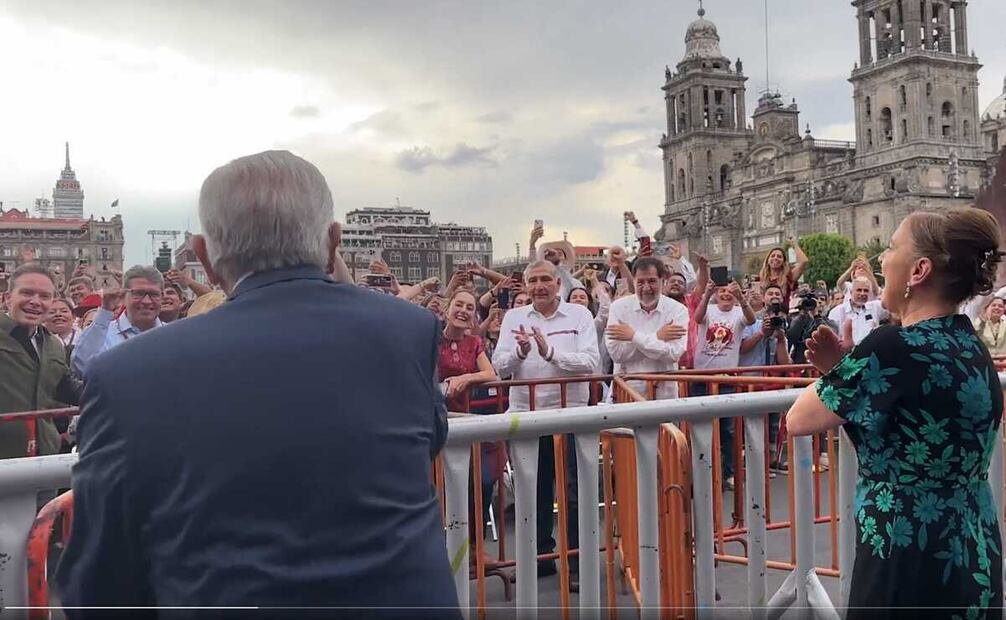 El Presidente saludó a los aspirantes a candidatos presidenciales antes de subir al templete a dar su discurso. Foto: captura de pantalla