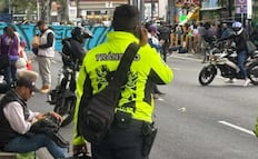 Policías de tránsito de CDMX portan un ajolote en su uniforme; el atuendo también luce la leyenda "México 2026"