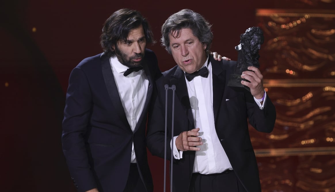 Enrique Costa y Miguel Morales reciben el premio Goya en lugar de Jacques Audiard.
Foto: AP / Fermín Rodríguez