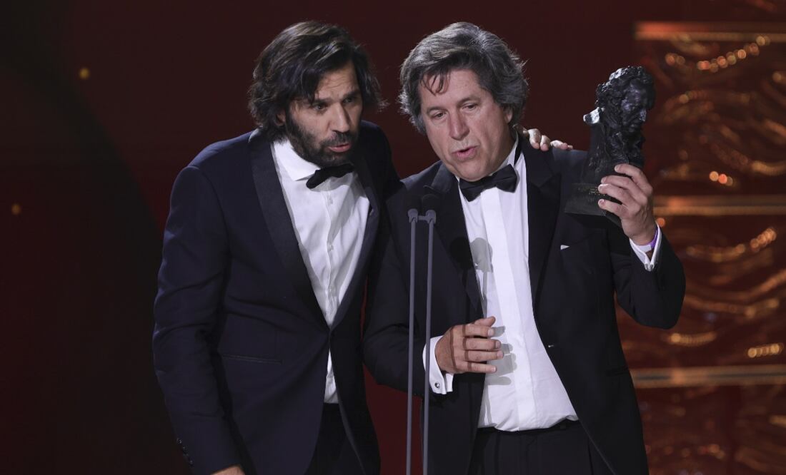 Enrique Costa y Miguel Morales reciben el premio Goya en lugar de Jacques Audiard.
Foto: AP / Fermín Rodríguez