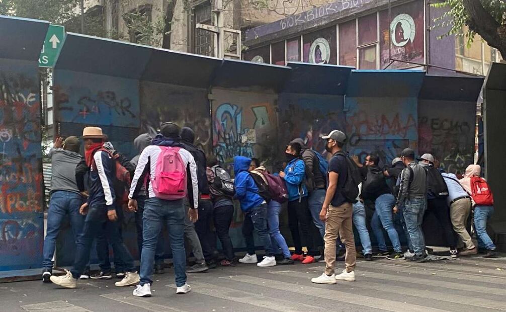 Normalistas comienzan a empujar las vallas ciclónicas que resguardan las oficinas de la Secretaria de Gobernación ante la falta de atención. Foto: Valente Rosas. EL UNIVERSAL