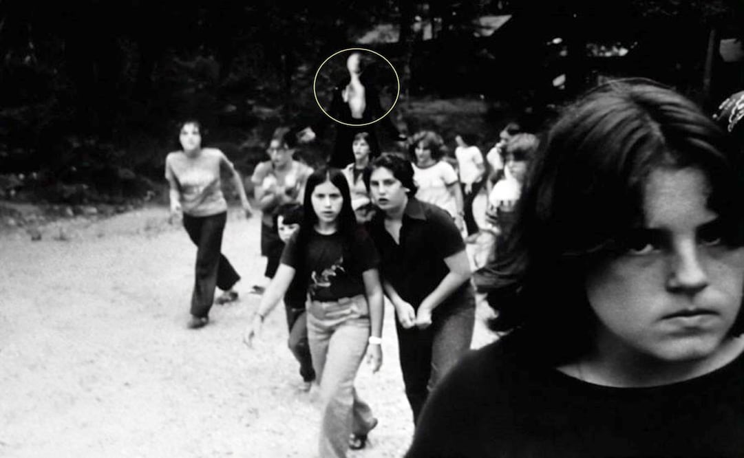 Primera imagen con que se difundió la creepypasta de Slender Man, confeccionada para darle al público la impresión de que se trataba de hechos reales situados en los años 80. Se circuló al presunto hombre sin cara. ESPECIAL.