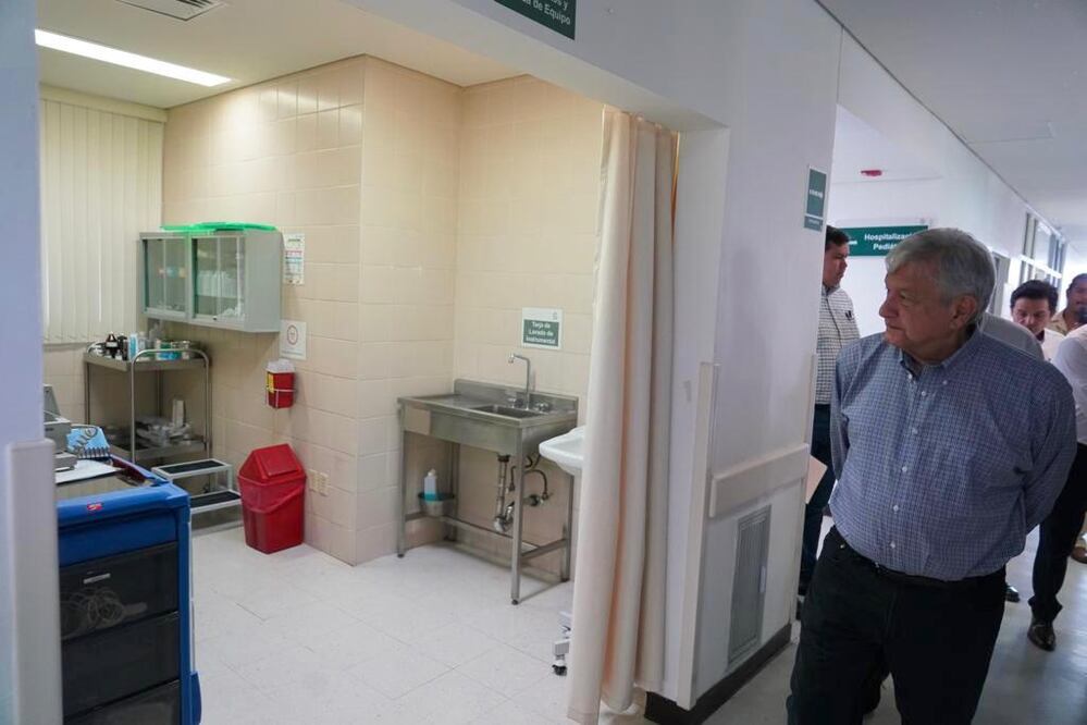 El presidente Andrés Manuel López Obrador durante su visita a un hospital en Michoacán. Foto: Archivo