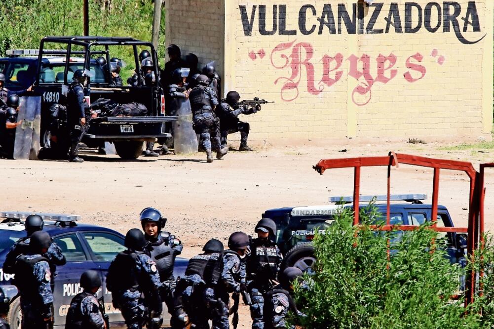 Hace una semana, policías federales y estatales se enfrentaron contra seguidores de los maestros de la CNTE, en Nochixtlán. El choque dejó nueve muertos. Ese hecho dio impulso al conflicto magisterial en el país (FOTOS: ARCHIVO EL UNIVERSAL)