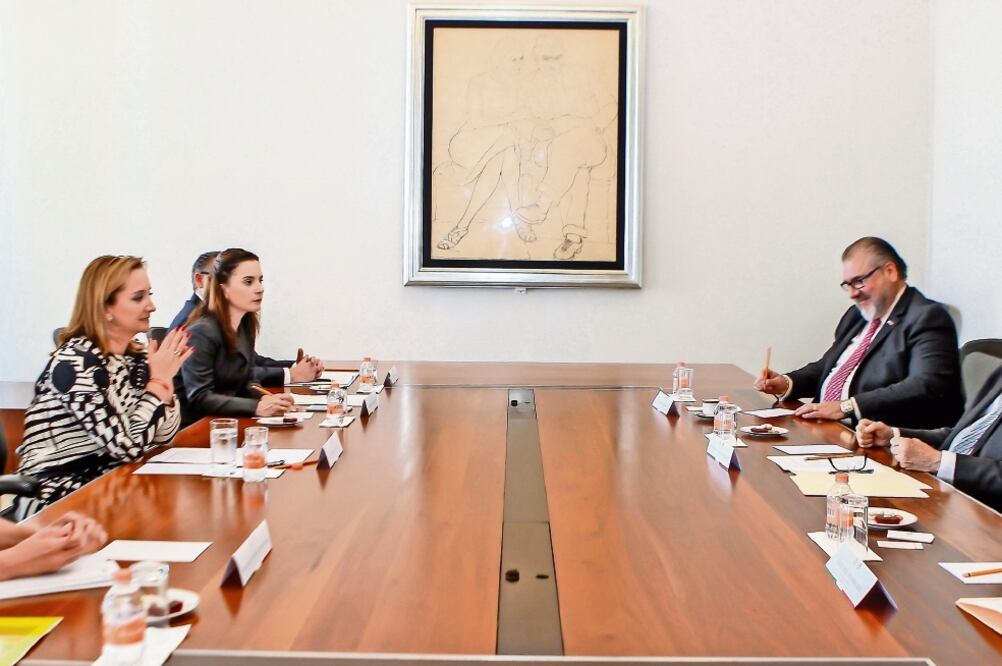 La secretaria de Relaciones Exteriores, Claudia Ruiz Massieu, recibió en las instalaciones de la sede de la Cancillería al gobernador de Baja California, Francisco Vega (SRE)