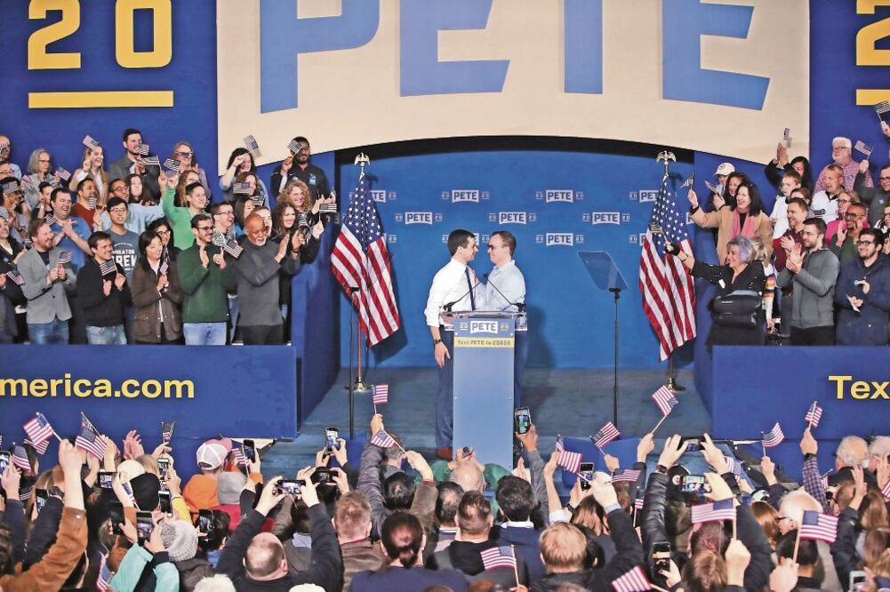 El alcalde de South Bend, Pete Buttigieg, con su esposo Chasten Glezman, ayer, en Indiana, en un evento en el que se postuló para la precandidatura demócrata rumbo a las presidenciales de 2020 /SCOTT OLSON. AFP 