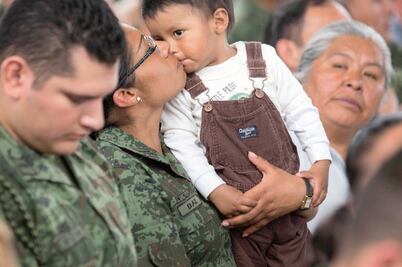 Saludos, abrazos y "selfies" en encuentro con los soldados
