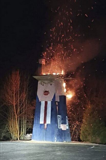 Incendian escultura de Trump que denunciaba el populismo
