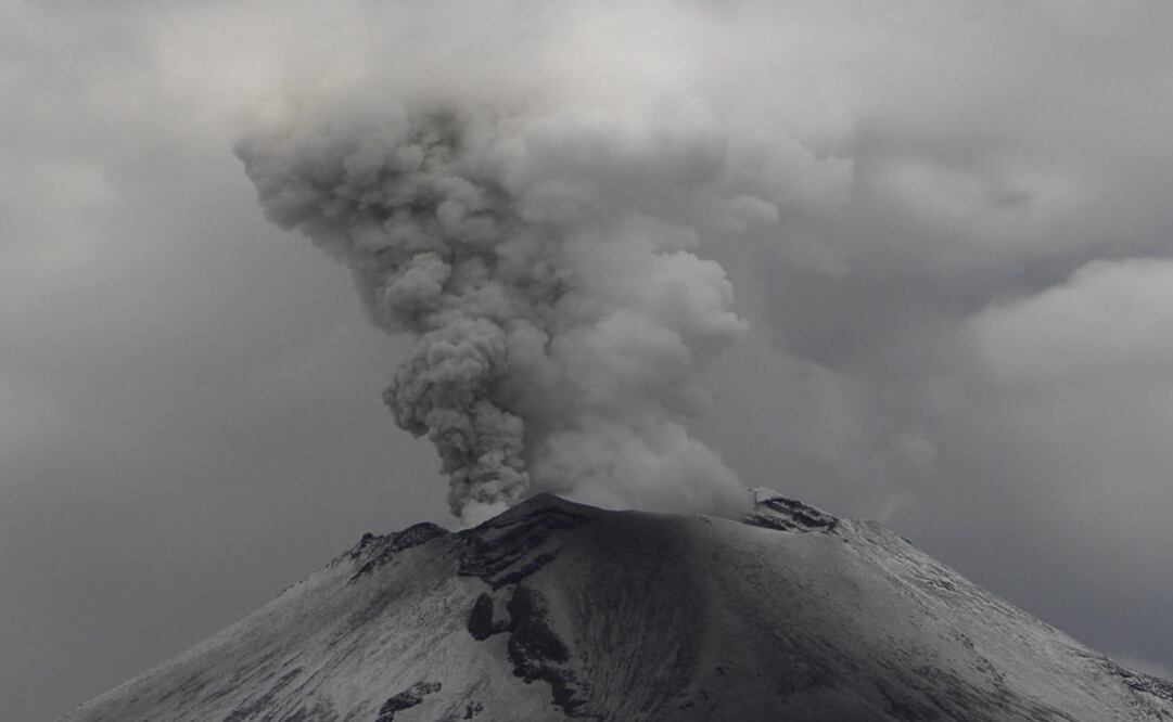 A plume of ash and steam rises from the Popocatepetl volcano as seen from the town of Santiago Xalizintla, Mexico - Photo: Marco Ugarte/AP