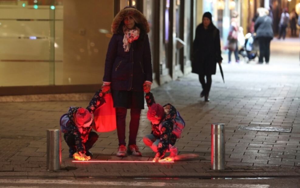 Israel instala "semáforo zombie" para adictos al celular 