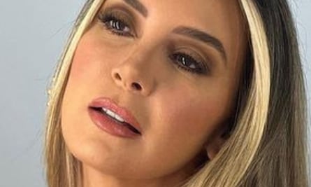 Elizabeth Gutiérrez, ex de William Levy, se suma a la tendencia del total denim con este conjunto de top y pantalón