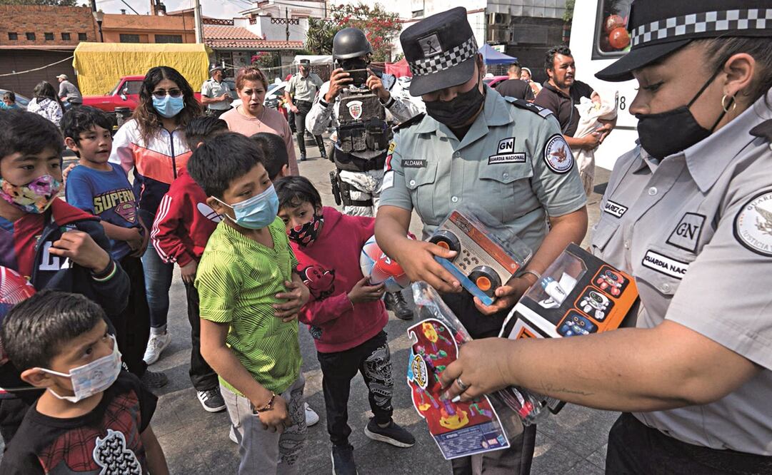 La Guardia Nacional repartió juguetes, que donaron los efectivos, en Ecatepec, Chalco e Iztapalapa. Fotos: CUARTOSCURO
