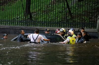 Se inunda Circuito Interior por tormenta en CDMX