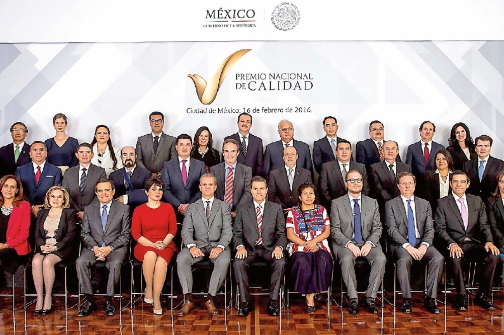 El presidente Enrique Peña Nieto encabezó la entrega del Premio Nacional de Calidad 2015, realizada en el salón Adolfo López Mateos de Los Pinos (PRESIDENCIA)
