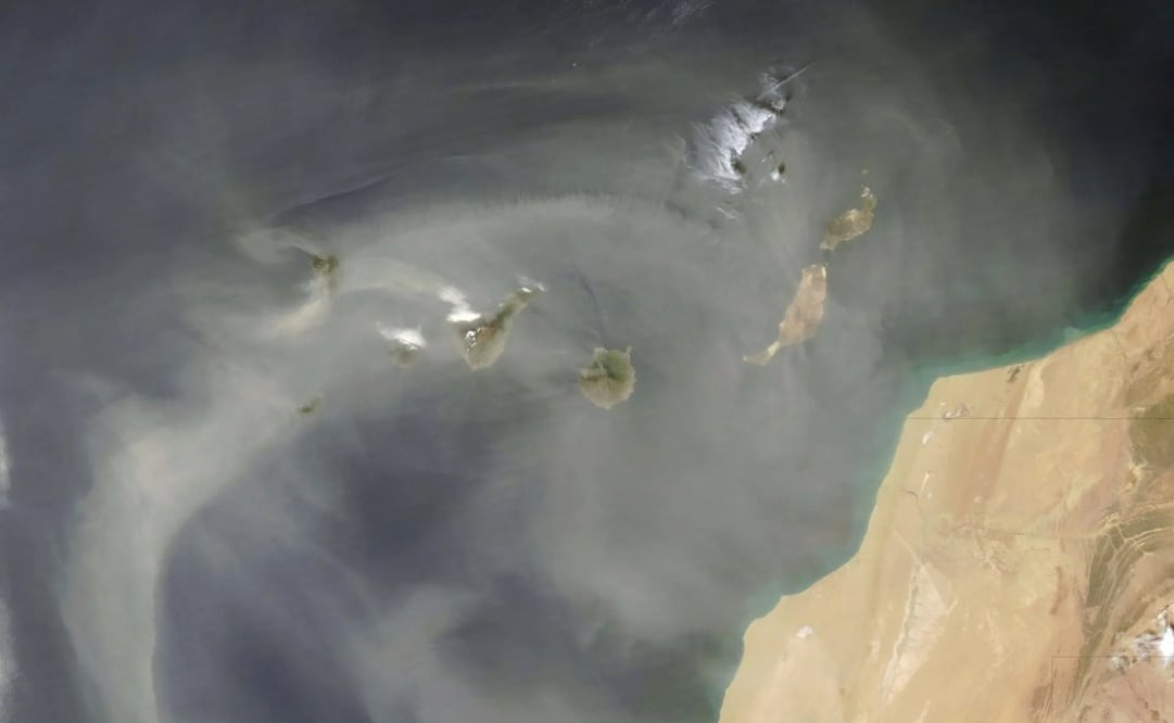 Imagen de archivo de la NASA que corresponde a una calima (arena y polvo del desierto del Sáhara en suspensión) fotografiada por el satélite Aqua el 12 de marzo de 2009. Foto: EFE