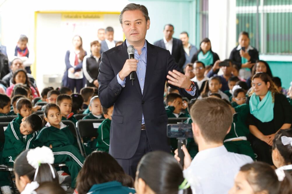 En la entrega de obras en la Escuela Primaria Puebla de Zaragoza, Aurelio Nuño dijo que los gobiernos del PAN abandonaron la educación pública del país (AGUSTÍN SALINAS. EL UNIVERSAL)