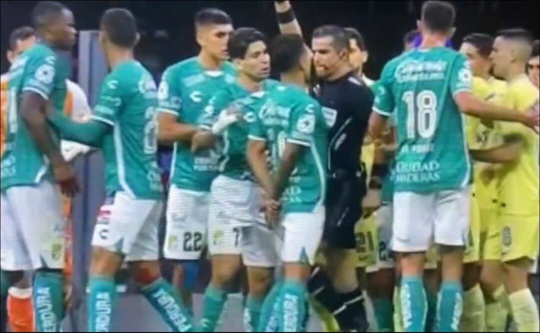 Fernando Hernández da un rodillazo / FOTO: ESPECIAL