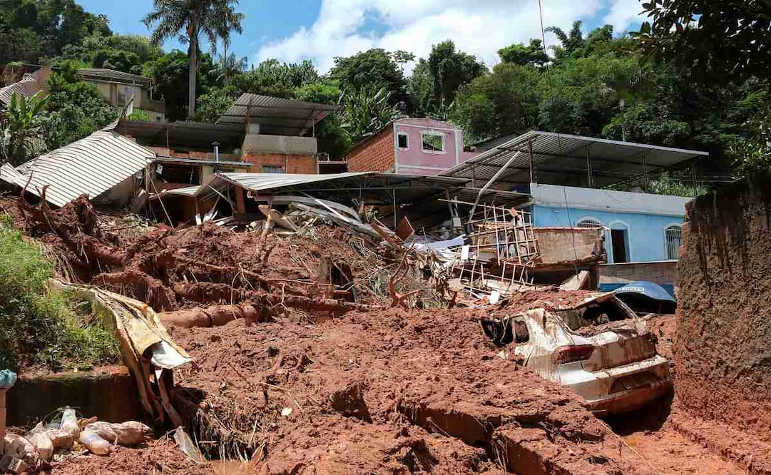 Fotografía que muestra una zona afectada por fuertes lluvias este miércoles, en el barrio 3 Moinhos, en Juiz de Fora (Brasil). El número de víctimas mortales causado por las lluvias que azotan el sureste de Brasil aumentó a 36 en el estado de Minas Gerais, mientras que los equipos de rescate buscan a 33 desaparecidos, informaron fuentes oficiales. Foto: EFE