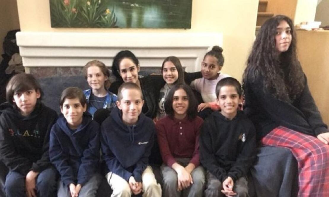 Natalie Suleman, quien en un embarazo tuvo octillizos, con varios de sus hijos. Tiene 14 en total. FOTO: Instagram: @nataliesuleman