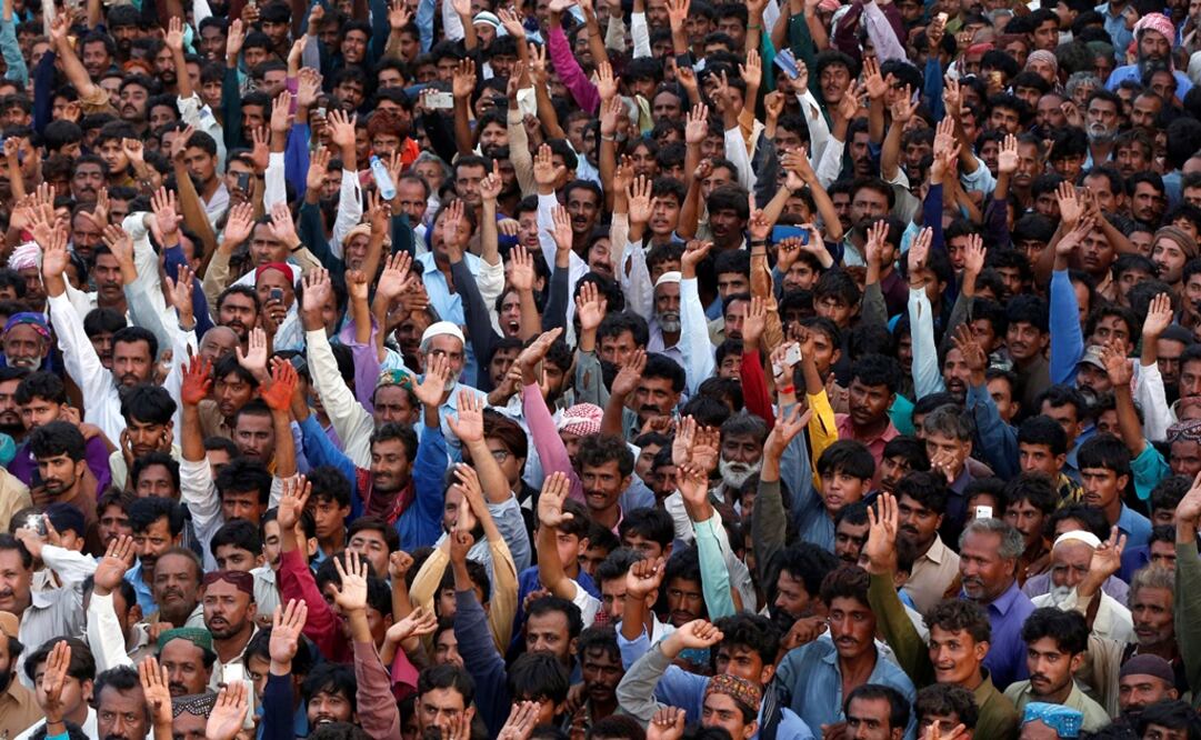 Supporters of Bilawal Bhutto Zardari, chairman of the Pakistan People's Party (PPP), wave as they listen to his speech, during a campaign rally ahead of general elections in District Thatta, Pakistan - Photo: Akhta Soomro/REUTERS