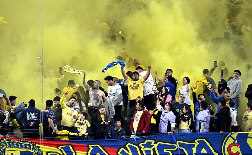 Afición del América en festejo, durante el partido ante el Inter Miami en el Allegiant Stadium de Las Vegas, Nevada - Foto: EFE