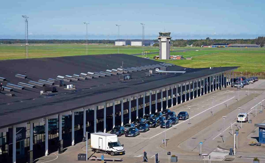 Vista del aeropuerto Aalborg, en Dinamarca, donde se cerró el espacio aéreo la madrugada del jueves por el sobrevuelo de drones. Foto: EFE