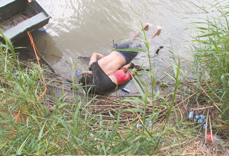 Los cuerpos sin vida de un salvadoreño de 25 años y su bebé fueron localizados ayer a una orilla del río Bravo en Matamoros, frontera con Estados Unidos, en el estado de Tamaulipas. Foto/ABRAHAM PINEDA-JÁCOME. EFE