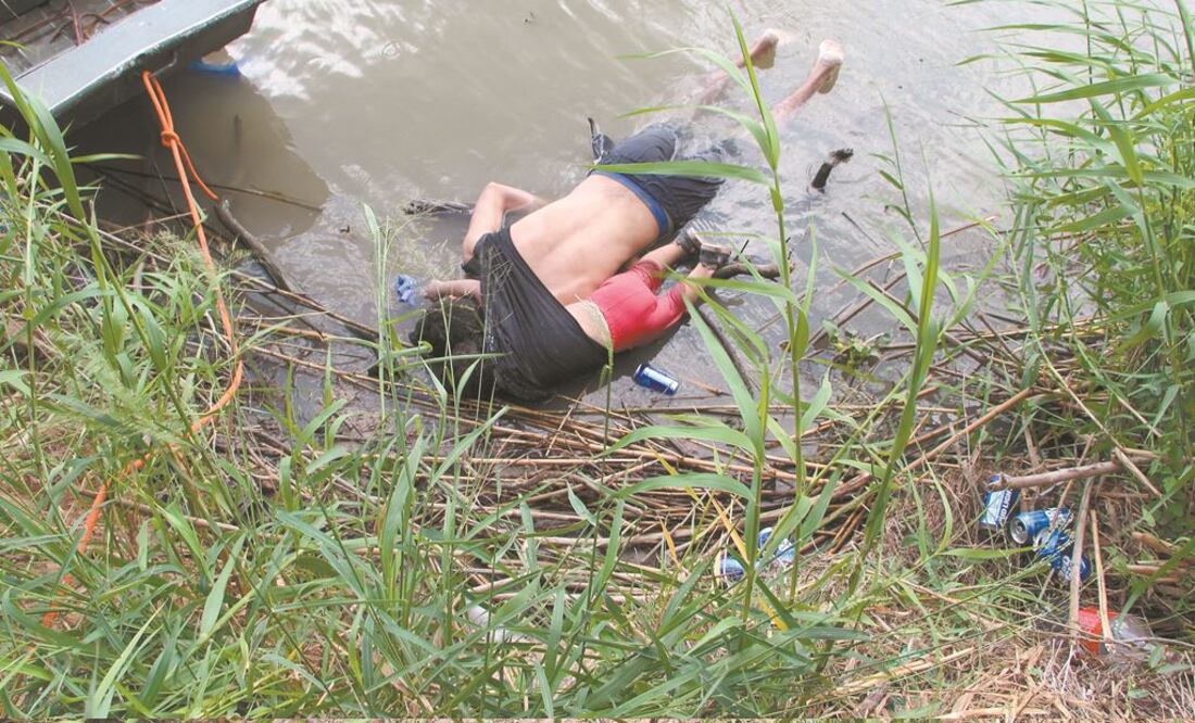 Los cuerpos sin vida de un salvadoreño de 25 años y su bebé fueron localizados ayer a una orilla del río Bravo en Matamoros, frontera con Estados Unidos, en el estado de Tamaulipas. Foto/ABRAHAM PINEDA-JÁCOME. EFE