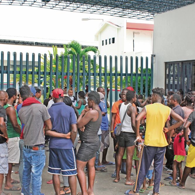 Migrantes de Haití, Asia y África protestaron en la puerta principal de la Estación Migratoria Siglo 21 por la falta de atención de autoridades mexicanas. MARÍA DE JESÚS PETERS. EL UNIVERSAL