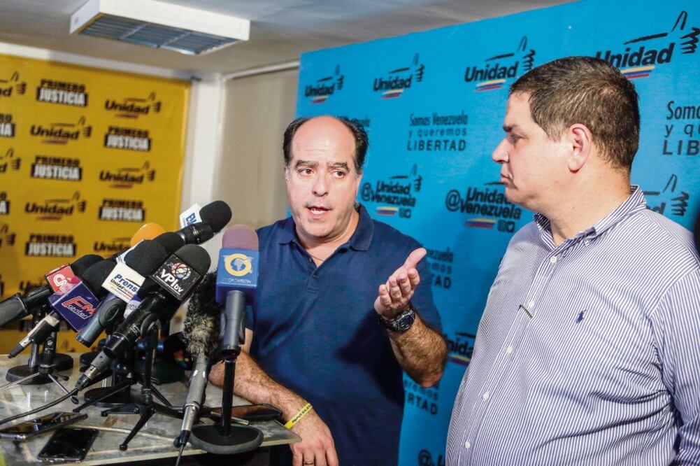 El presidente de la Asamblea Nacional, Julio Borges (izq.), y el diputado Luis Florido dijeron que no habrá diálogo hasta que haya garantías del gobierno (CRISTIAN HERNÁNDEZ. EFE)