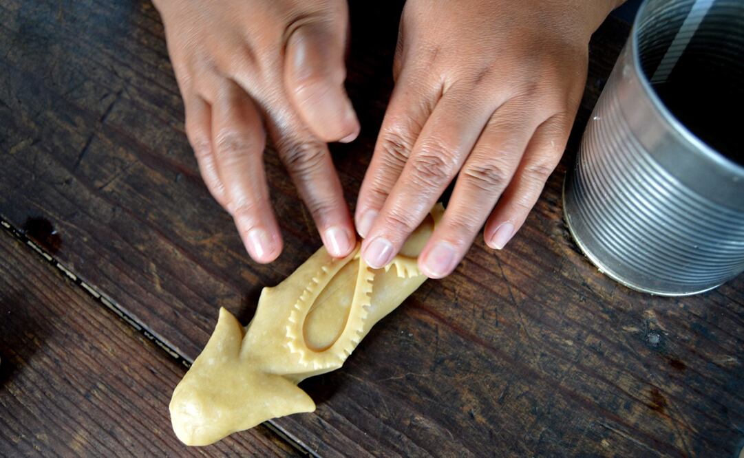 A los famosos muertitos se les coloca una cara en la cabeza; el pan está hecho en horno de leña, lo que le da esa consistencia. Foto: Juan Carlos Zavala. EL UNIVERSAL
