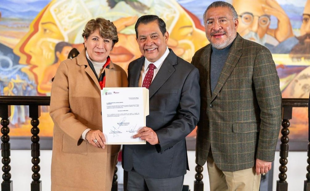 La gobernadora del Estado de México, Delfina Gómez, realizó ajustes en su gabinete, ente ellos, nombró al expresidente municipal de Neza y diputado federal con licencia, Juan Hugo de la Rosa, como titular de la Secretaría de Movilidad, en lugar de Daniel Sibaja quien estuvo en el cargo desde el inicio de la gestión.
Foto: Especial.