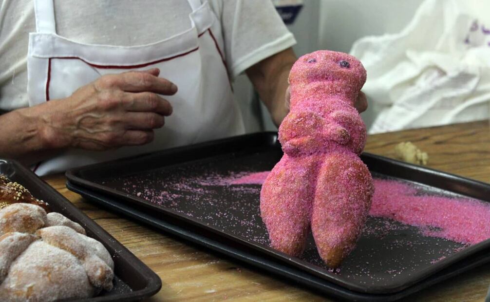 Las ánimas son panes comunes en estas fechas en Oaxaca o Michoacán por su gran tamaño. Salomón rescata la forma y dimensiones de los horneados de los años 80 que hoy son escasos en la CDMX. Foto: Erick Adrián Paz.