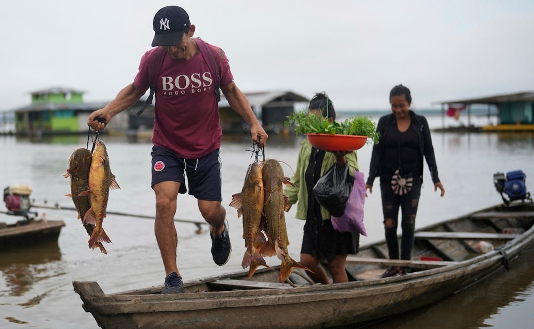 Un hombre carga pescado fresco de un bote a a orillas del río Amazonas, el 7 de septiembre de 2025. AP Foto AP/Fernando Vergara/Archivo.