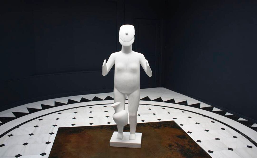 "Standing Figure" (2016), estatua que es una apropiación de las figuras antropomórficas de la época cicládica. FOTO: Óscar Valero/EFE.