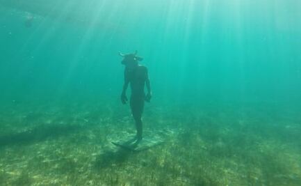 En el fondo de un lago, joven encuentra la estatua de un minotauro