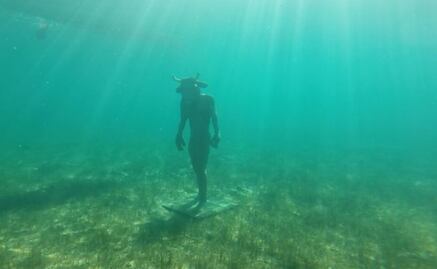 En el fondo de un lago, joven encuentra la estatua de un minotauro
