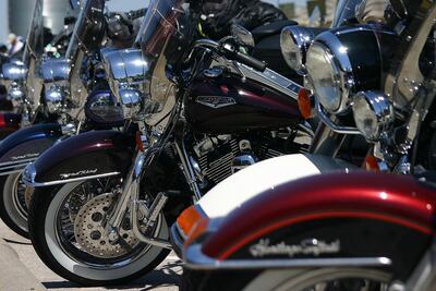 Sujetos armados se hacen pasar como clientes y "saquean" tienda para motociclistas en Edomex