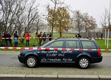 Estrellan coche contra valla que da acceso a oficinas de Merkel en Alemania